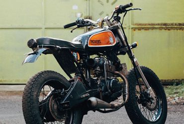 Moto classique noire et orange à vendre