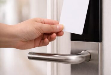 تركيب نظام دخول غرف الفنادق بالكرت .قفل فندقي انيق بالبطاقة